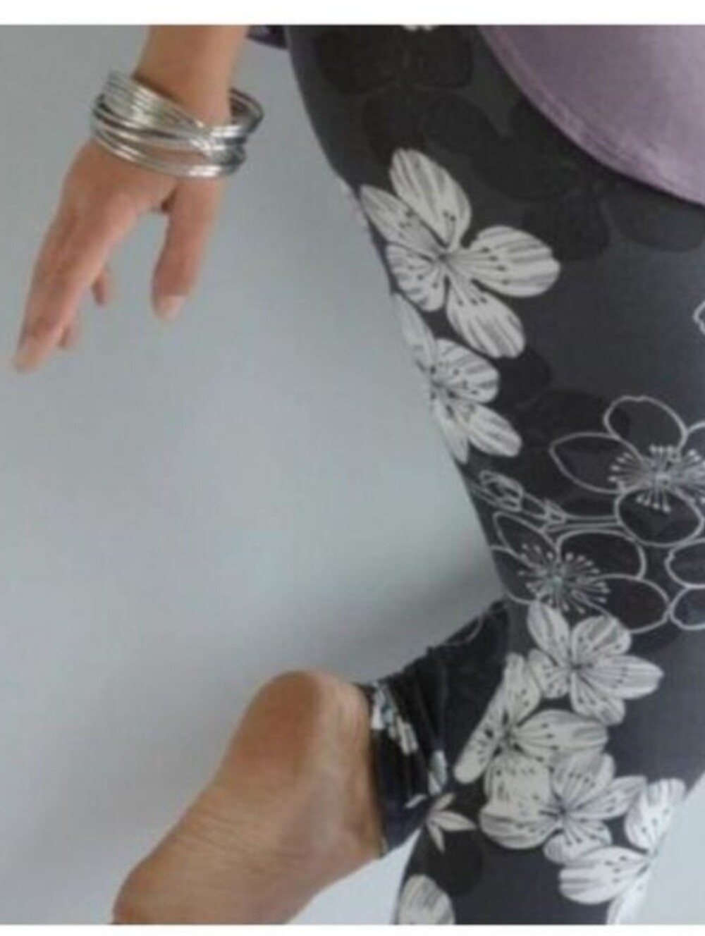 LEGGINGS DEPOT ADULT JASMINE FLORAL PRINT GRAY LEGGINGS Size 12 NWT